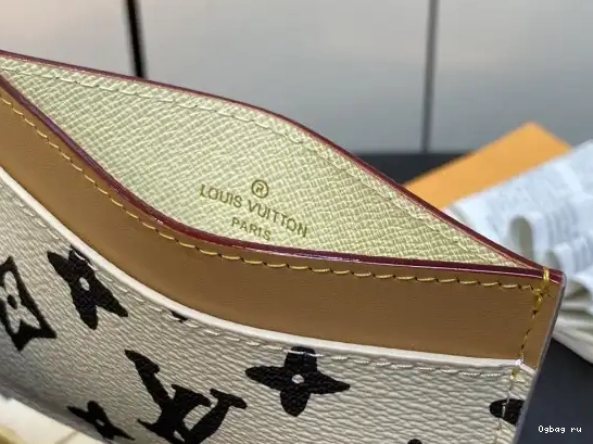 LOUIS VUITTON HOLDER-11*7*0.5cm CARD 0620